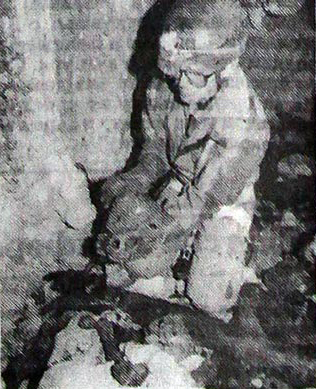 Dragan Maksimović sa jednom od nađenih lobanja na čijem se čelu jasno vidi pukotina od udarca maljem. Neznana žrtva očigledno nije, kao drugi, danima umirala na dnu ponora
