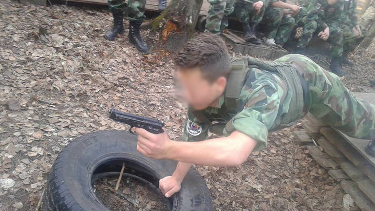 Činjenica da su se golobradi tinejdžeri tokom sedmodnevnog boravka na obuci u kampu kod grada Kuznjecova latili oružja, izazvala je kontroverzne komentare UOSYU