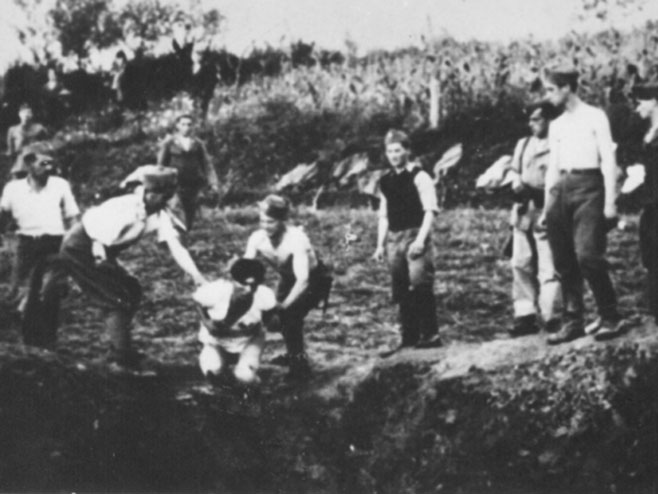 Оригиналан снимак- Усташе код Ливна бацају Србе у јаму крајем јула или почетком августа 1941.(фото:wikipedia.org)