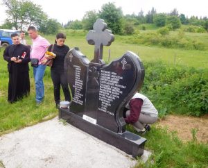  Članovi porodica 32 srpska civila koje su pripadnici muslimanskih formacija prije 25 godina ubili u selu Čemerno, opština Ilijaš, danas su u znak sjećanja na nastradale položili cvijeće i prislužili svijeće na Spomen-obilježju u tom selu