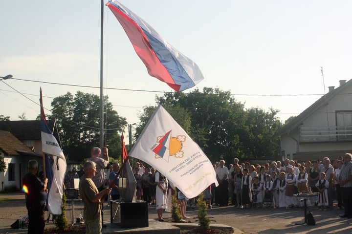 У засеоку Мишићи у Скугрићу код Модриче откривено је и освештано спомен-обиљежје подигнуто на мјесту сусрета бораца Првог крајишког и Источнобосанског корпуса у операцији "Корирор 1992"