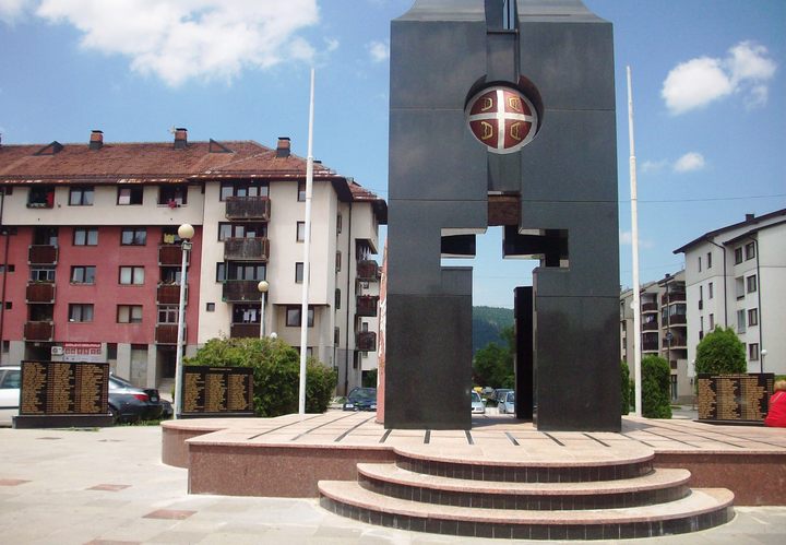 На централном спомен-обиљежју на Палама постављено је осам плоча на којима су уклесана имена 536 бораца, припадника Војске и Министарства унутрашњих послова Републике Српске погинулих у протеклом Одбрамбено-отаџбинском рату