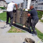 Na centralnom spomen-obilježju na Palama postavljeno je osam ploča na kojima su uklesana imena 536 boraca, pripadnika Vojske i Ministarstva unutrašnjih poslova Republike Srpske poginulih u proteklom Odbrambeno-otadžbinskom ratu