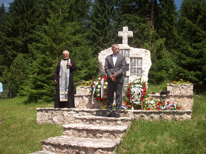 Служењем парастоса и полагањем цвијећа на мјесном спомен-обиљежју Блатине-Прибањ на Палама je данас одата почаст за 14 погинулих српских бораца у протеклом одбрамбено-отаџбинском рату