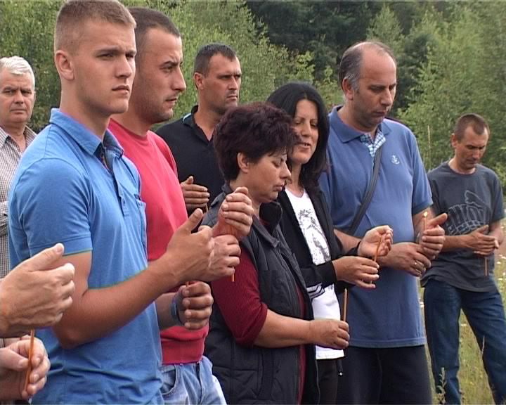  Služenjem parastosa, prisluživanjem svijeća za pokoj duša ubijenih i polaganjem cvijeća kod spomen-obilježja danas je u srebreničkom selu Ratkovići obilježeno 25 godine od stradanja dvadeset četvoro Srba iz ovog sela