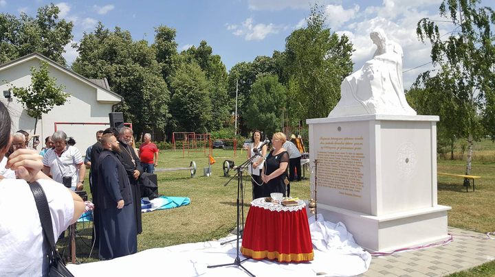 У Бијељини је данас откривен и освештан "Споменик мајкама" за чију се изградњу од 2015. године залагало Удружење породица несталих бораца и цивила Семберије и Мајевице.
