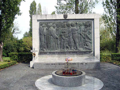 Споменик на гробљу Мирогој у Загребу „Хрватским жртвама у Блајбургу и на Kружним путевима“