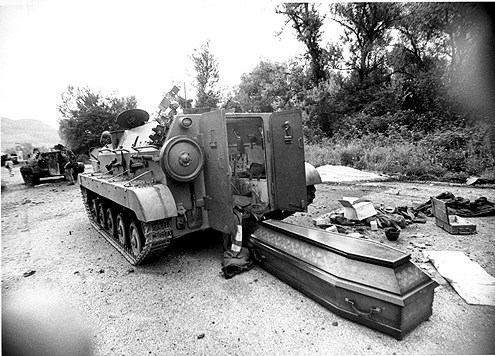 Ubijeni vojnici JNA. 06.1991. Foto: Bojan Stojanović