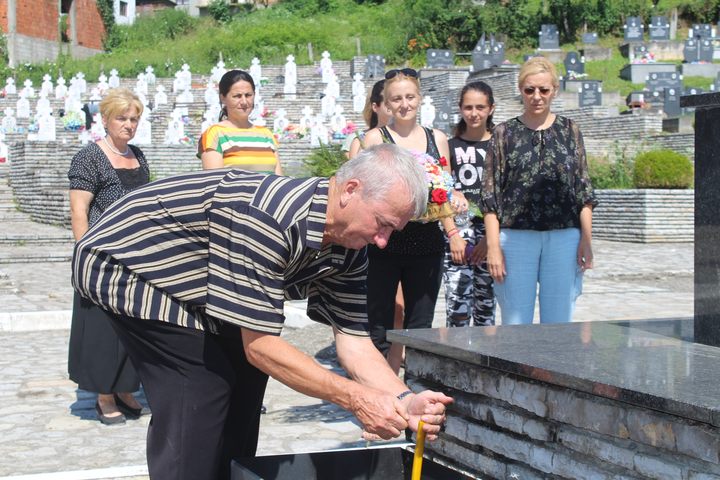 Мања група сродника 11 српских цивила, које су припадници муслиманских снага из Сребренице убили на Видовдан 1992. године у братуначком селу Лозница, посјетили су данас братуначко гробље, гдје су прислужили свијеће за покој душа настрадалих мјештана