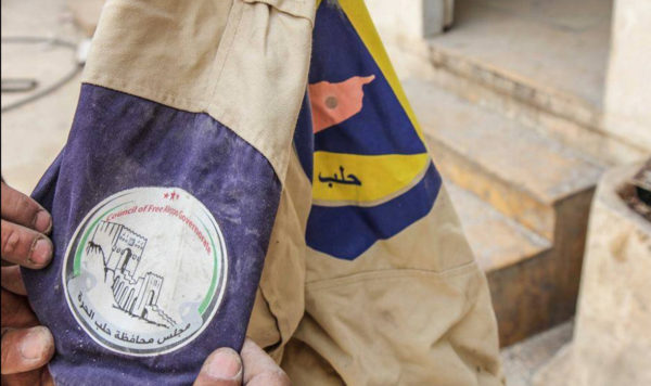 Foto: Logo terorističke grupe al-Nusra Front (al-Qaeda u Siriji) na uniformama White Helmets.