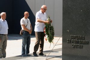 Predsjednik opštinske Boračke organizacije Milutin Vračević polažio cvijeće na Centralni spomenik poginulim borcima Vojske Republike Srpske