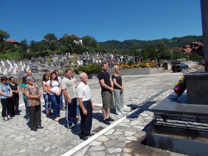 Прислуживањем свијећа за покој душа настрадалих и полагањем цвијећа уз централни спомен-крст на градском гробљу у Братунцу, данас је обиљежено 25 година од страдања 14 српских цивила у братуначком селу Загони, које су на данашњи дан 1992. године убили припадници муслиманских оружаних снага из Сребренице.
