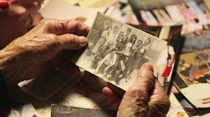 Pobeda života nad smrću - Cvijeta Babić ekipi filma pokazuje fotografiju svoje porodice FOTO: PRODUKCIJA TERIREM