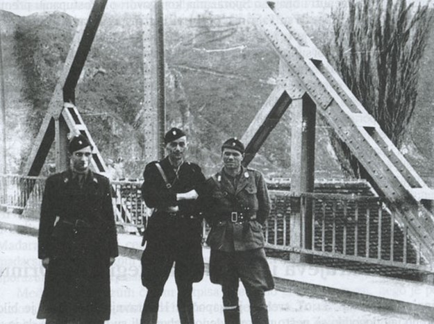  (Јуре Францетић је у средини, десно је Рафаел Бобан. Фотографија је настала у Зворнику на Дрини, вјеројатно 1942. године)