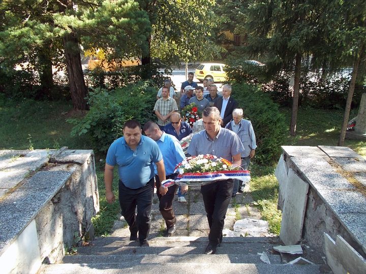 Načalenik opštine Kotor Varoš Zdenko Sakan polaže vijenac na spomen-kosturnicu