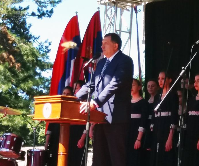 Predsjednik Republike Srpske Milorad Dodik ukazao je na značaj današnjeg okupljanja na Kozari jer i na ovaj način Republika Srpska čuva i njeguje sjećanje na ljude koji su se 1942. godine digli na ustanak