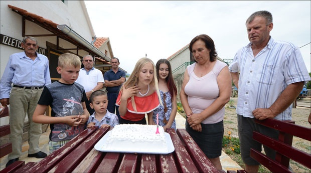 Nikola, Jagoda i Darko proslavljaju sa komšijama Dajanin rođendan / Foto D. Dozet