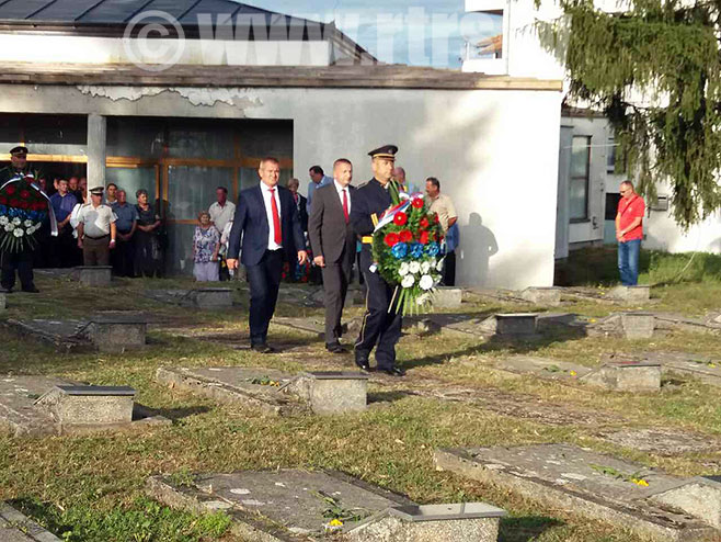 Polaganje vijenaca na partizansko groblje u Knežici