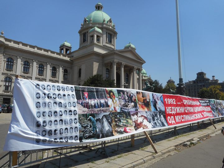 Испред зграде Народне скупштине Србије у Београду постављен је "Српски зид плача-Сребреница 1992", пано са фотографијама српских жртава страдалих на подручју Сребренице током рата у БиХ.