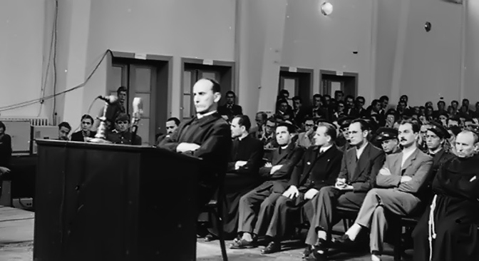 Vrhovni sud Narodne republike Hrvatske je 11. oktobra 1946 osudio Alojzija Stepinca na 16 godina zatvora. Presudu je prošle godine poništio sud u Zagrebu. Odluka o rehabilitaciji doneta je nekoliko dana posle prvog sastanka mešovite pravoslavno-katoličke komisije (Fotodokumentacija „Politike”)