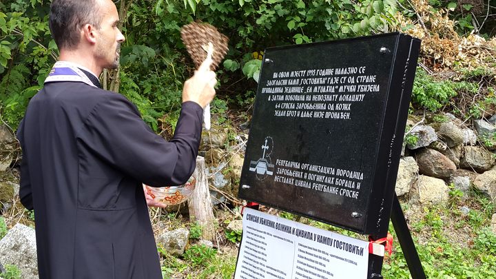 Članovi porodica poginulih iz Republike Srpske danas su u Gostovićima kod Zavidovića, Federacija BiH, otkrili spomen-ploču za 64 srpska vojnika i civila koje su izmasakrirali mudžahedini prije 22 godine u zloglasnom kampu "Gostovići".