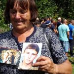 Raduška Pavlović, koja je u toku rata, 1992. godine ostala bez muža, a 1995. bez sina na otkrivanju spomen-ploče za 64 srpska vojnika i civila koje su izmasakrirali mudžahedini prije 22 godine u zloglasnom kampu "Gostovići".