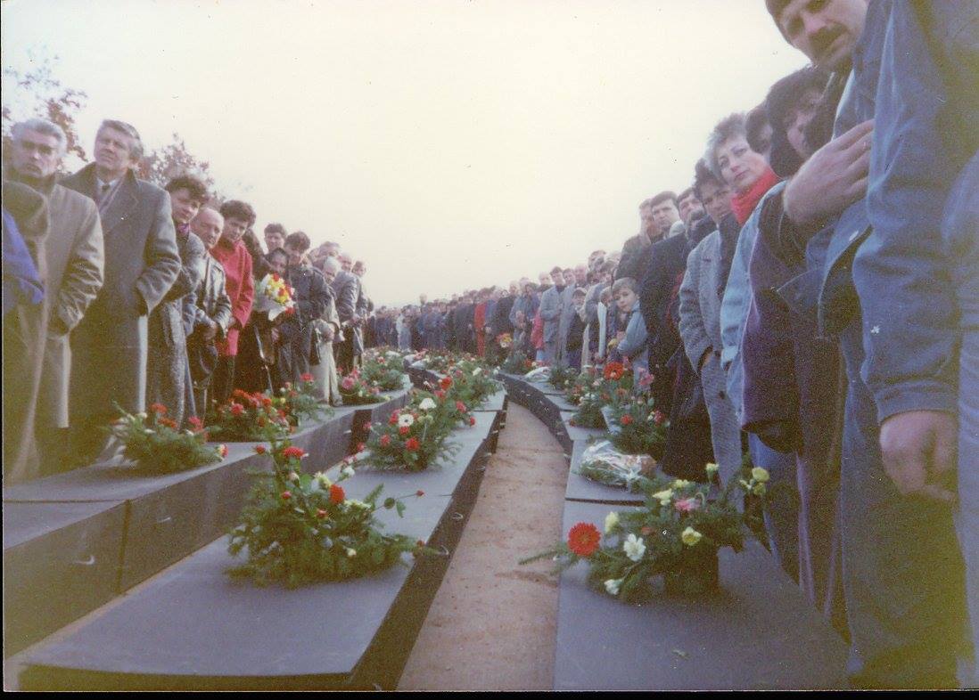 Kovčezi sa kostima žrtava kod jame Bivolje brdo 1990.