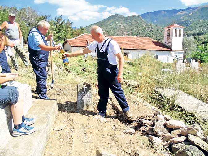 Čišćenje groblja u selu Skočivir (Foto Udruženja „Kosta Pećanac”)