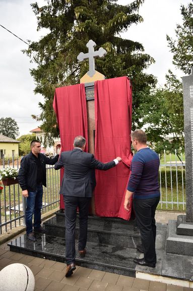 Градоначелник Бањалуке Игор Радојичић данас је у насељу Драгочај открио споменик погинулим борцима одбрамбено-отаџбинског рата.