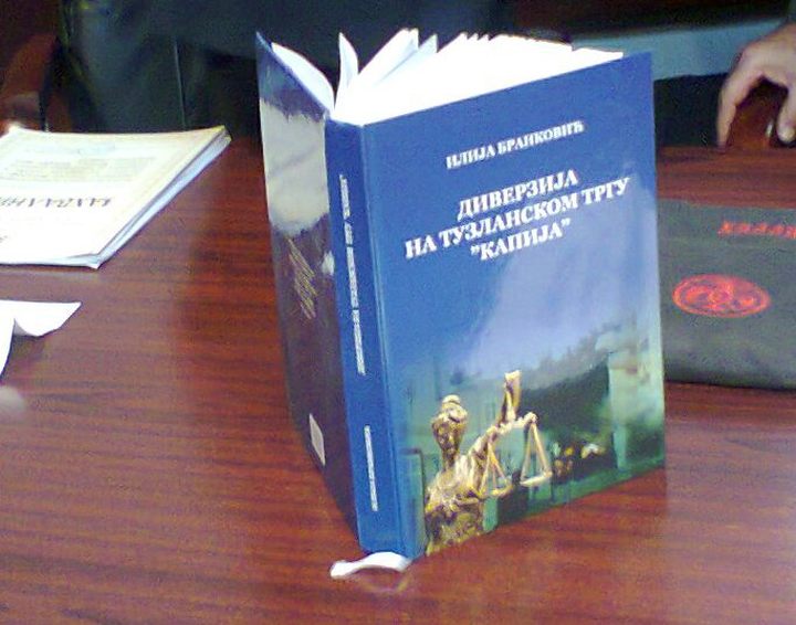 У Новом Саду представљена је књига "Диверзија на тузланском тргу `Капија`", аутора генерал-потпуковника у пензији Илије Бранковића.