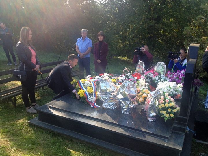 Полагањем цвијећа и паљењем свијећа на спомен-обиљежју у Комленцу у Козарској Дубици обиљежено је 26 година од страдања народног хероја - мајора Милана Tепића.