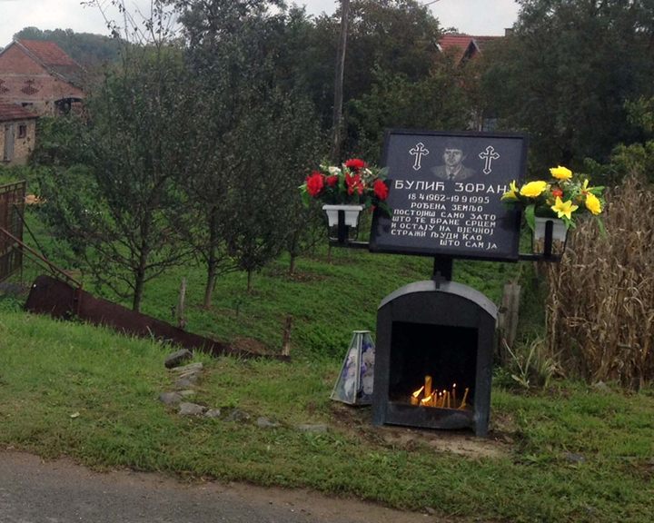 Обиљежавање 22 године од одбране општине Козарска Дубица настављено је данас полагањем вијенаца на спомен-обиљежје у Доњој Градини, гдје је у септембру 1995. године у хрватској агресији живот изгубио припадник интервентног вода полиције Зоран Булић.