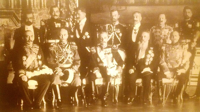 Краљ Петар Први и Никола Пашић са званичном српском делегацијом на пријему у Зимском дворцу.