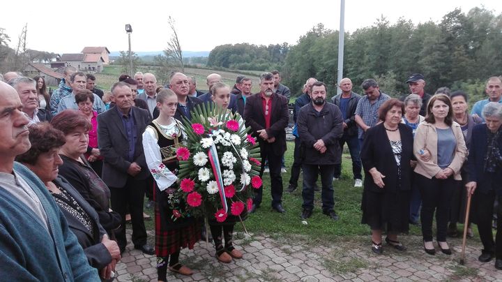 U mjestu Srednja Marićka kod Prijedora danas je služen parastos i položeni vijenci i prislužene svijeće u spomen kapelici za 26 poginulih boraca ovog sela.