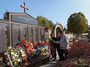 Polaganjem vijenaca na Spomen-obilježje poginulim borcima odbrambeno-oslobodilačkog rata na banjalučkom groblju "Sveti Pantelija" danas je obilježeno 26 godina od formiranja 16. krajiške motorizovane brigade Vojske Republike Srpske.
