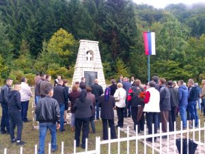Kod spomenika na Papratnoj njivi, na starom makadamskom putu Foča-Kalinovik, danas je služen pomen-parastos za 42 srpska borca i civila koji su poginuli u zasjedi muslimanske vojske 20. septembra 1992. godine.