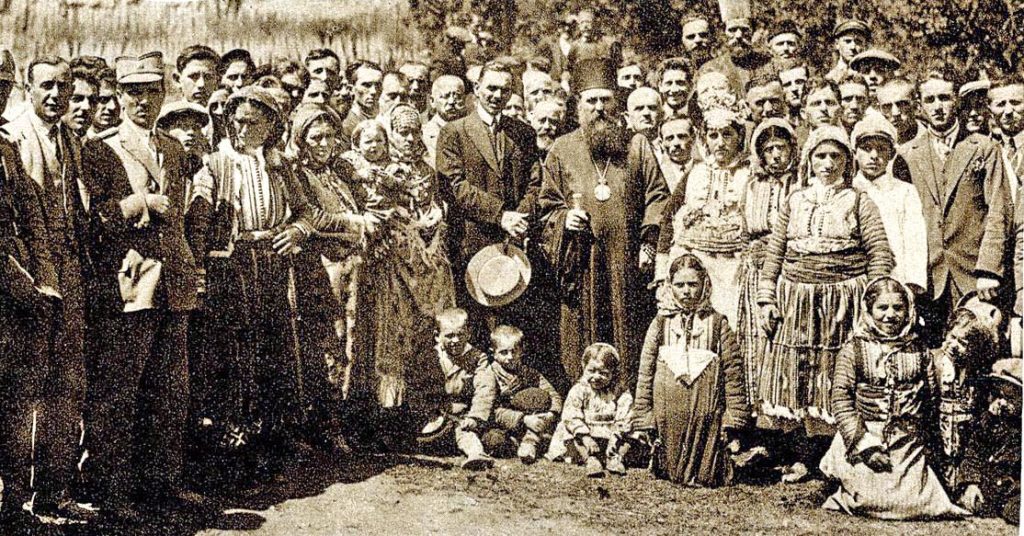 Митрополит Варнава са верним народом у селу Нићифорово у Македонији, освећења храма на дан светог Пантелејмона 1928.