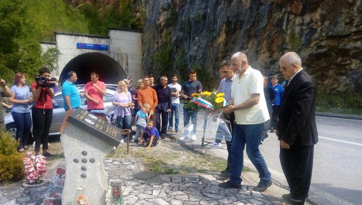 Polaganjem cvijeća na Spomen-obilježju kod tunela "Brodari" na granici između Višegrada i Rudog, danas je obilježeno 25 godina od stradanja sedam boraca Vojske Republike Srpske /VRS/ i dvije medicinske radnice u ovom tunelu.