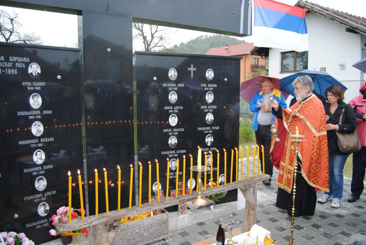  U znak sjećanja na 25 poginulih boraca Vojske Republike Srpske iz Čelopeka kod Zvornika danas je kod spomenika u ovom mjestu služen parastos i prislužene svijeće.