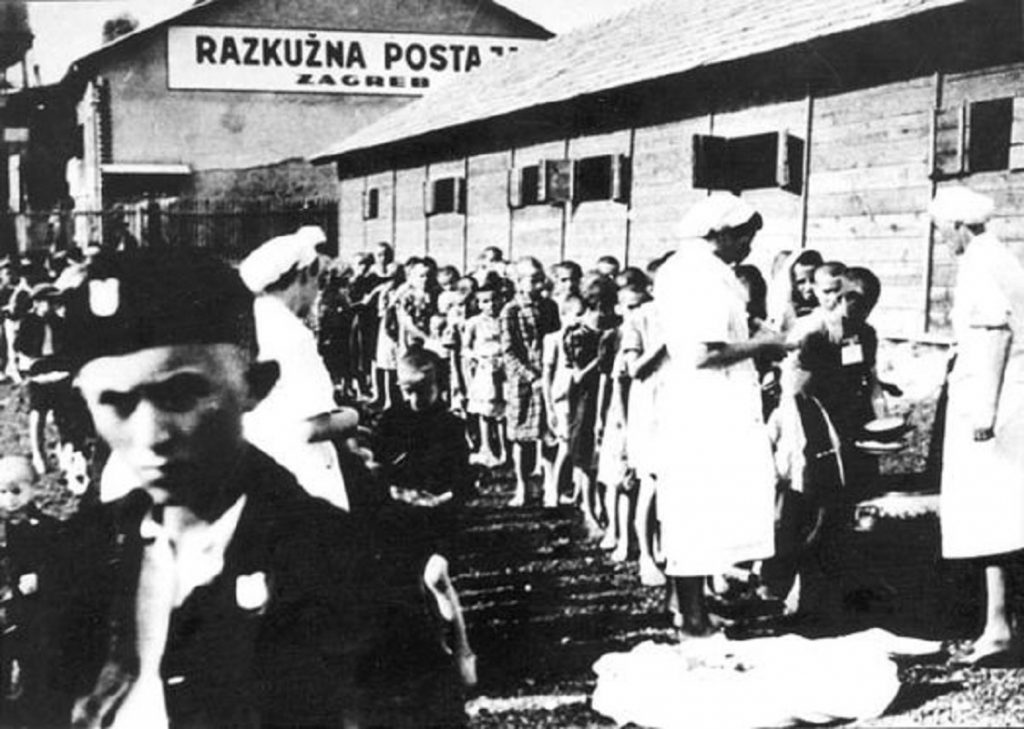 Djeca iz logora Stara Gradiška na željezničkoj stanici; Zagreb, 11. jula 1942. Foto: JUSP Jasenovac/Crol.hr