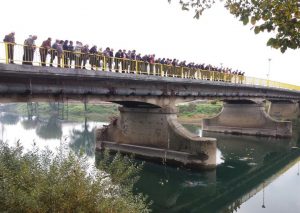Simboličnim spuštanjem vijenaca i cvijeća u rijeku Sanu sa gradskog mosta u Prijedoru danas je obilježeno 22 godine od egzodusa Srba iz Sanskog Mosta.