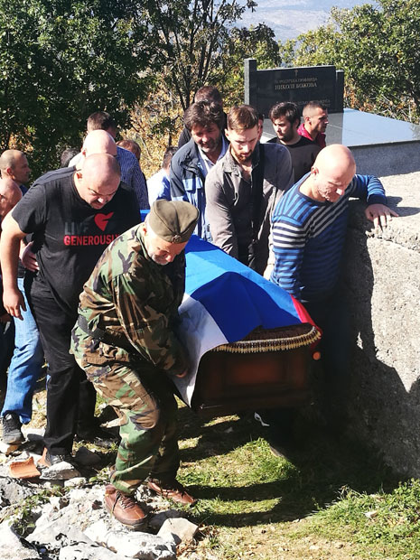 Prijatelji i rođaci polažu kovčeg na groblju u Kučima