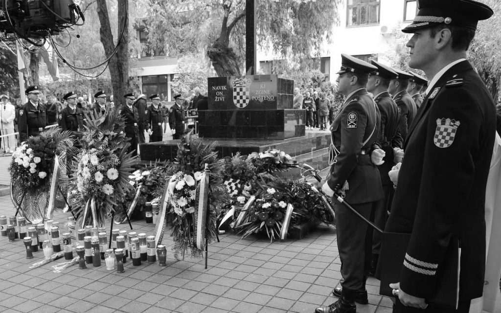 Nekad spomenik palim borcima, danas hrvatskim braniteljima – Okučani Foto: Jurica Galović/PIXSELL