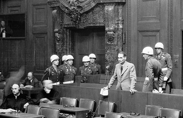 Оптужени Рудолф Хес говори пред трибуналом током Нирнбершког процеса © SPUTNIK/ ВИКТОР КИНЕЛОВСКИЙ