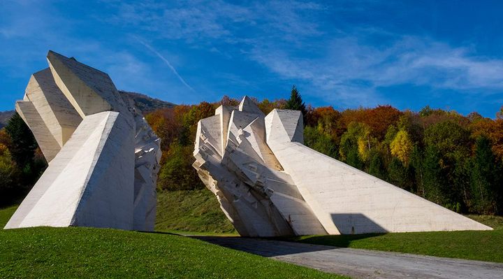 Spomenik Bitke na Sutjesci u Dolini heroja na Tjentištu, koji je bio posivio i zarastao u mahovinu, ponovo dobija izvornu bijelu boju, po kojoj je bio jedinstven.
