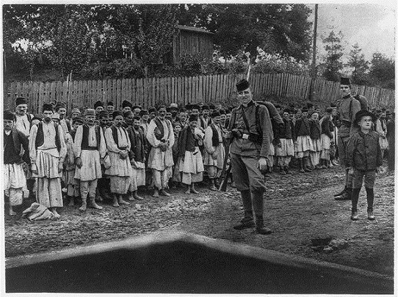 Velika grupa srpskih seljaka, većina je bosa, zarobljena u Kreki, u blizini Tuzle