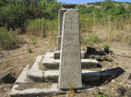 Slika 4. Centralni spomenik na srpskom vojnom groblju u s. Grunište, u toku čišćenja.