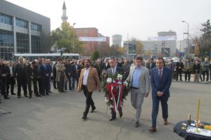 Dan oslobođenja Bijeljine u Prvom svjetskom ratu svečano je danas obilježen molitvenim sjećanjem na srpske junake i polaganjem vijenaca ispred spomenika kralju Petru Prvom Karađorđeviću u centru grada.