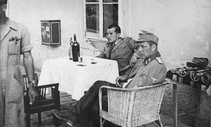 Vjekoslav Luburić sa nemačkim oficirom u koncentracionom logoru Stara Gradiška, jun 1942.