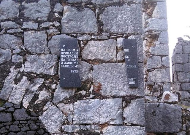 Nepoznata lica polomila su spomen-ploču u selu Kotezi u Popovom polju koja je posvećena žrtvama ustaškog terora.
